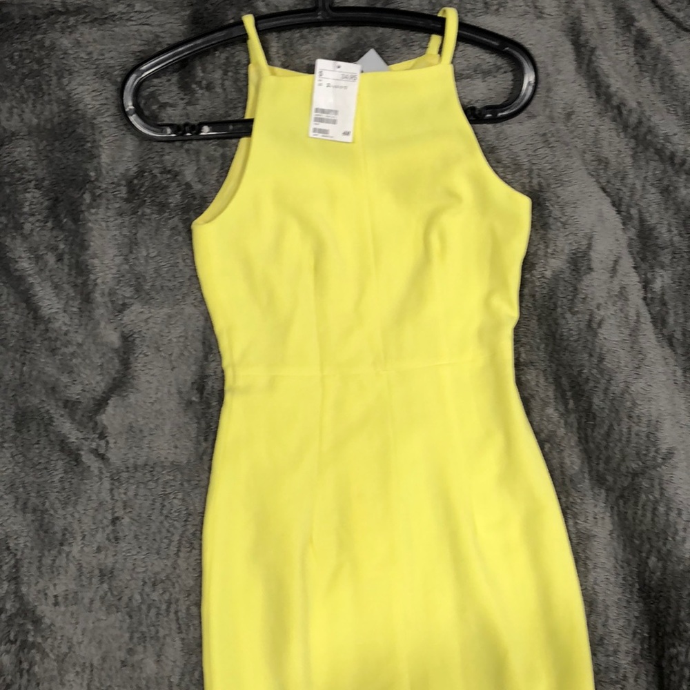 Gorgeous mellow yellow, figure accentuating dress!